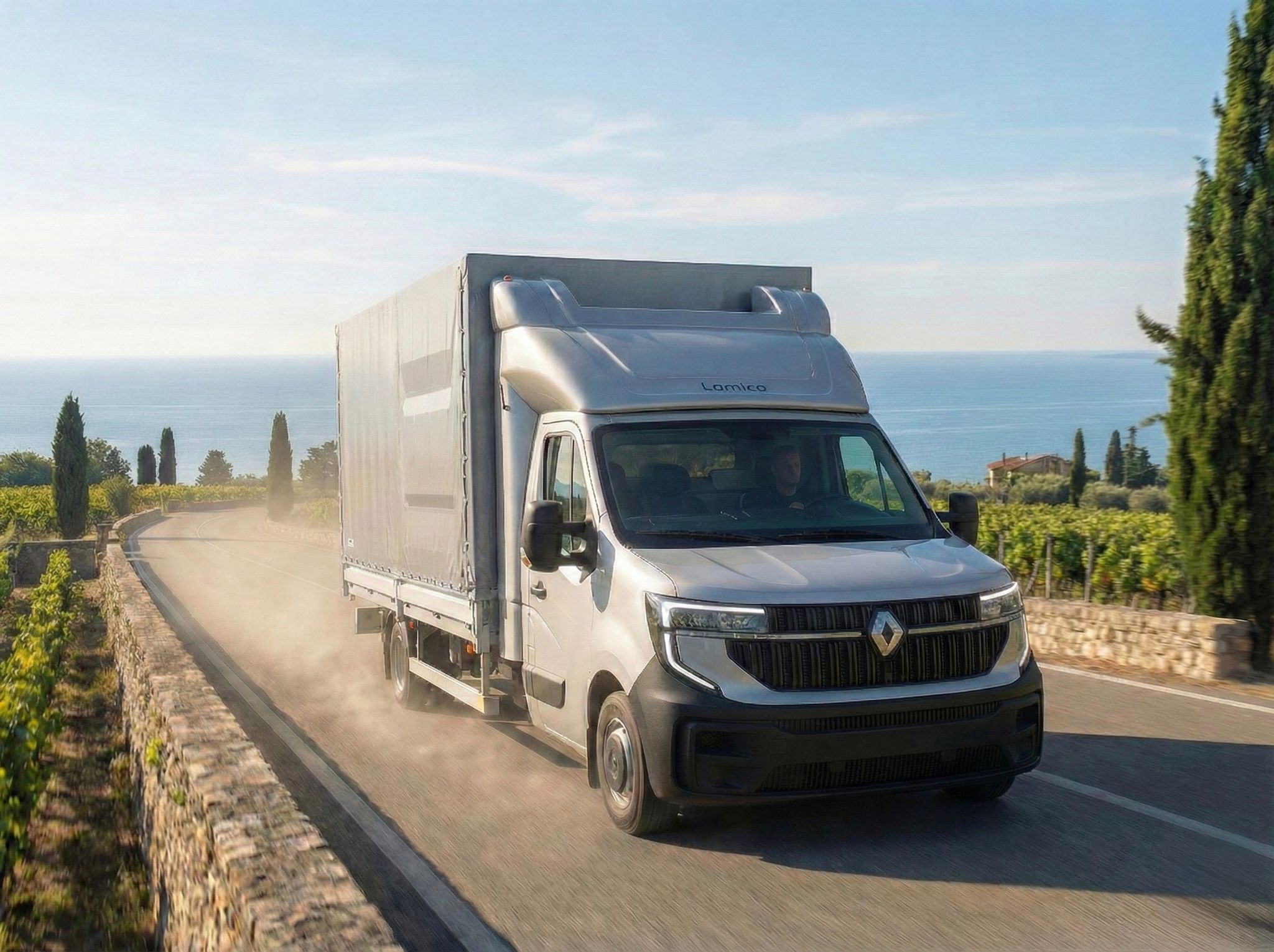 Renault Master z kabiną LAMICO na trasie międzynarodowej